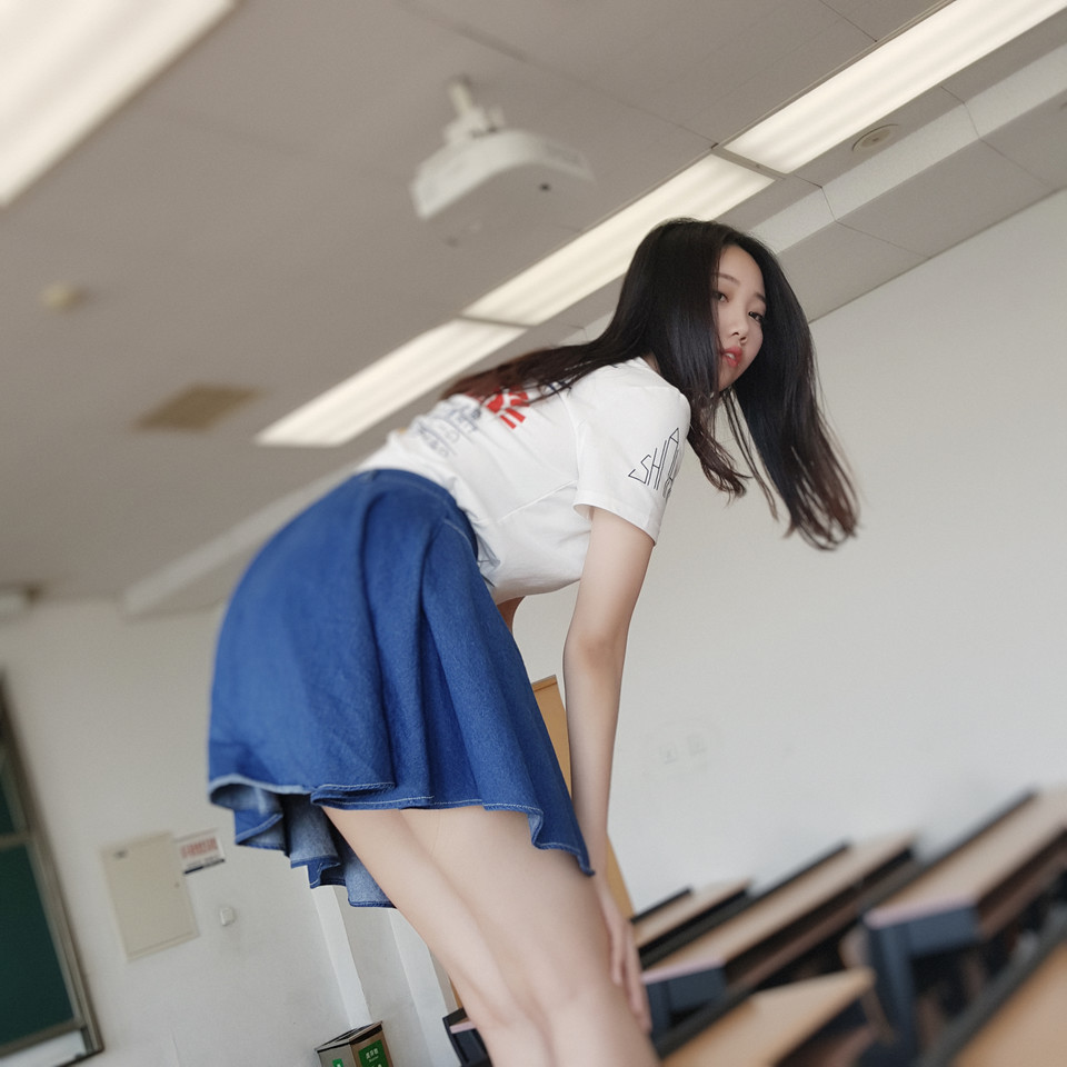 教室里的清纯妹子