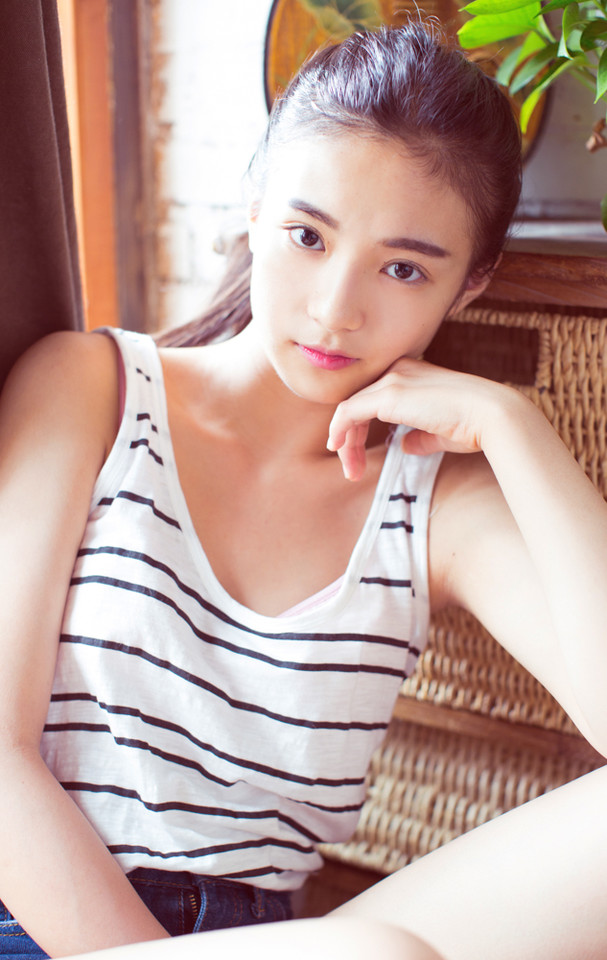 文艺范十足的小清新美女，不靠刘海才是真的美