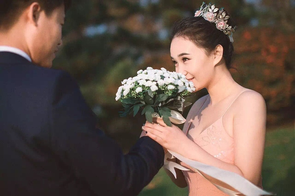 女生喜欢一个男生的时候眼神是什么样子？
