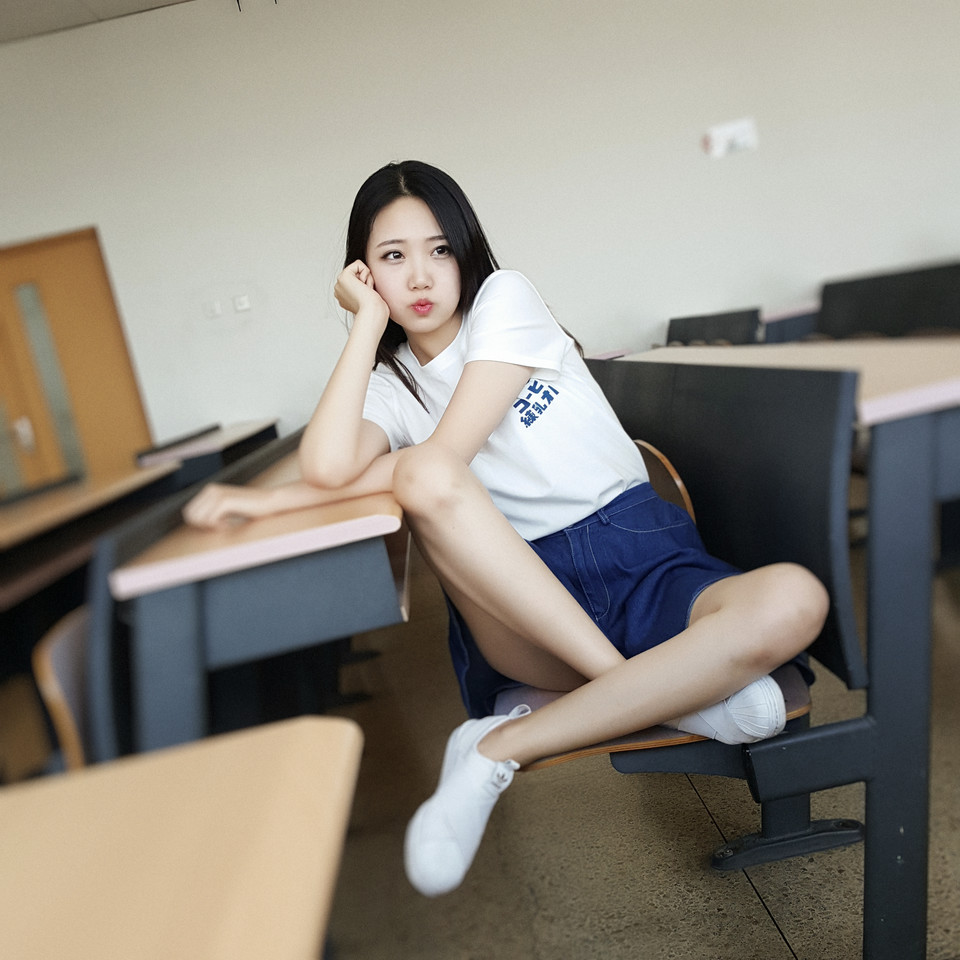 教室里的清纯妹子