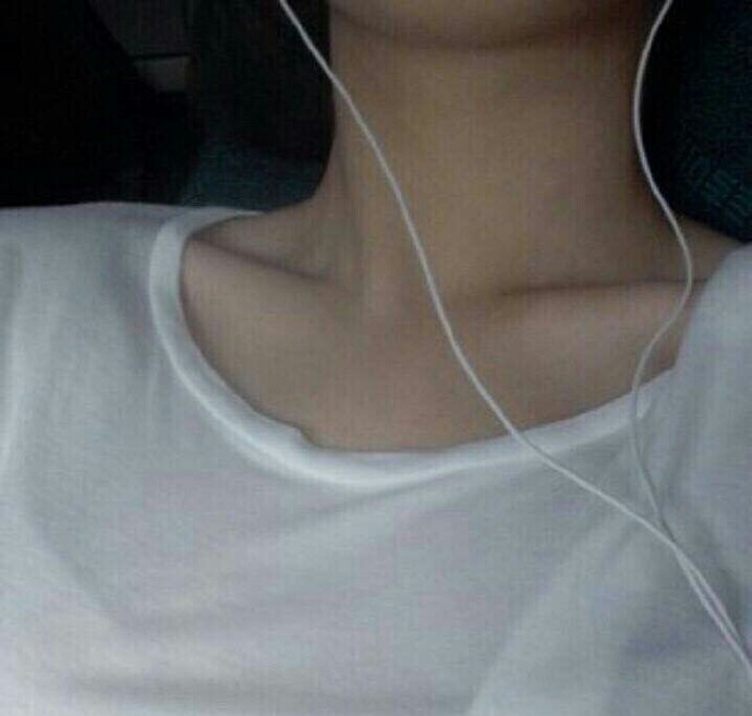 想要把很多衣服穿出味道，首先要有一个很平的胸