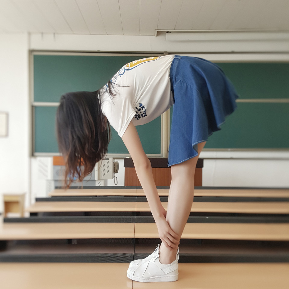 教室里的清纯妹子