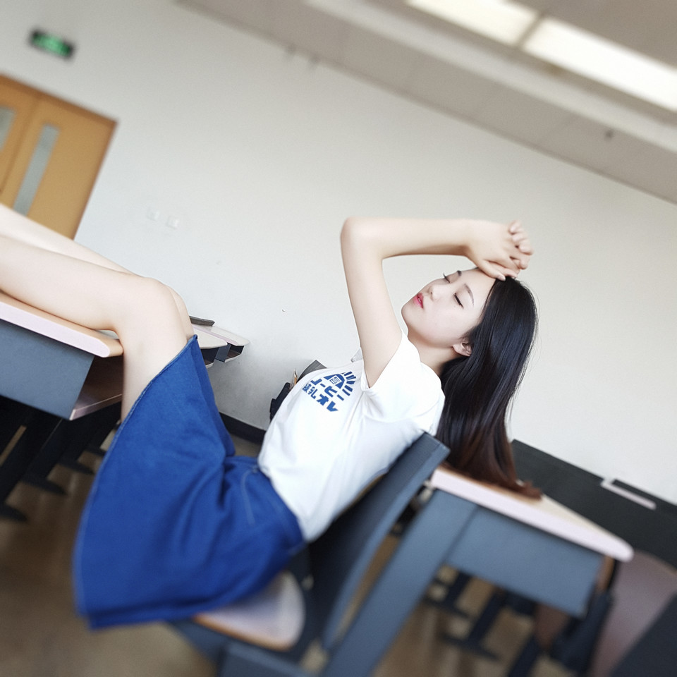 教室里的清纯妹子