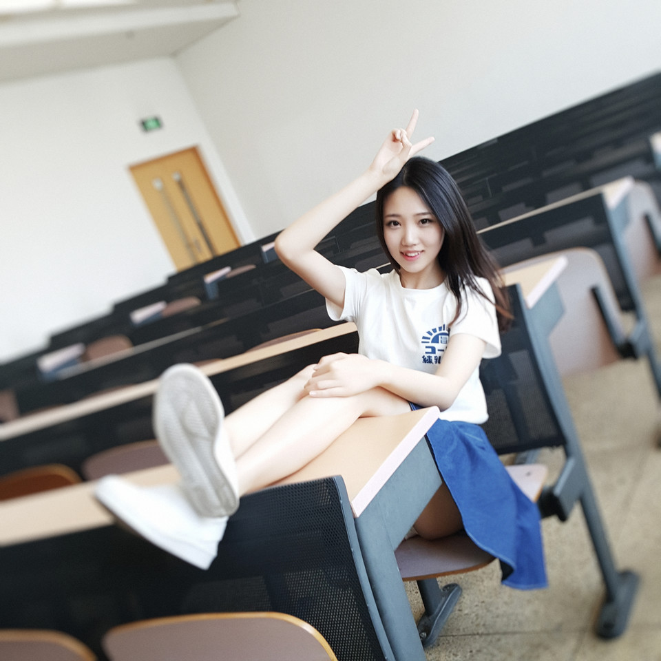 教室里的清纯妹子