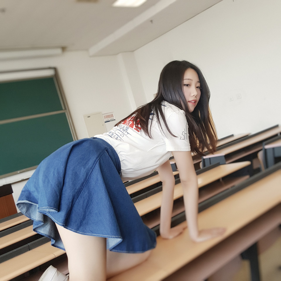 教室里的清纯妹子
