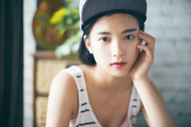 文艺范十足的小清新美女，不靠刘海才是真的美