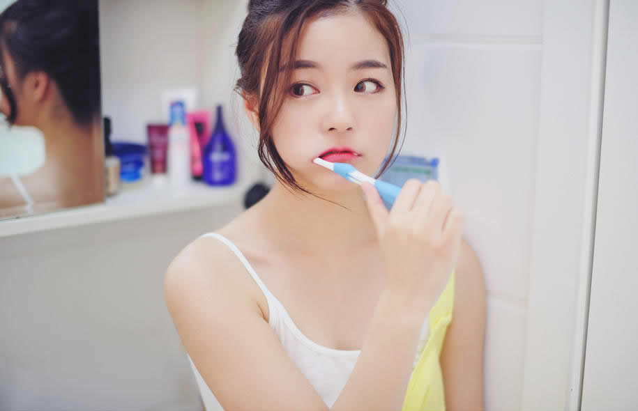 妹子刷牙洗脸睡觉，要直播的节奏吗？