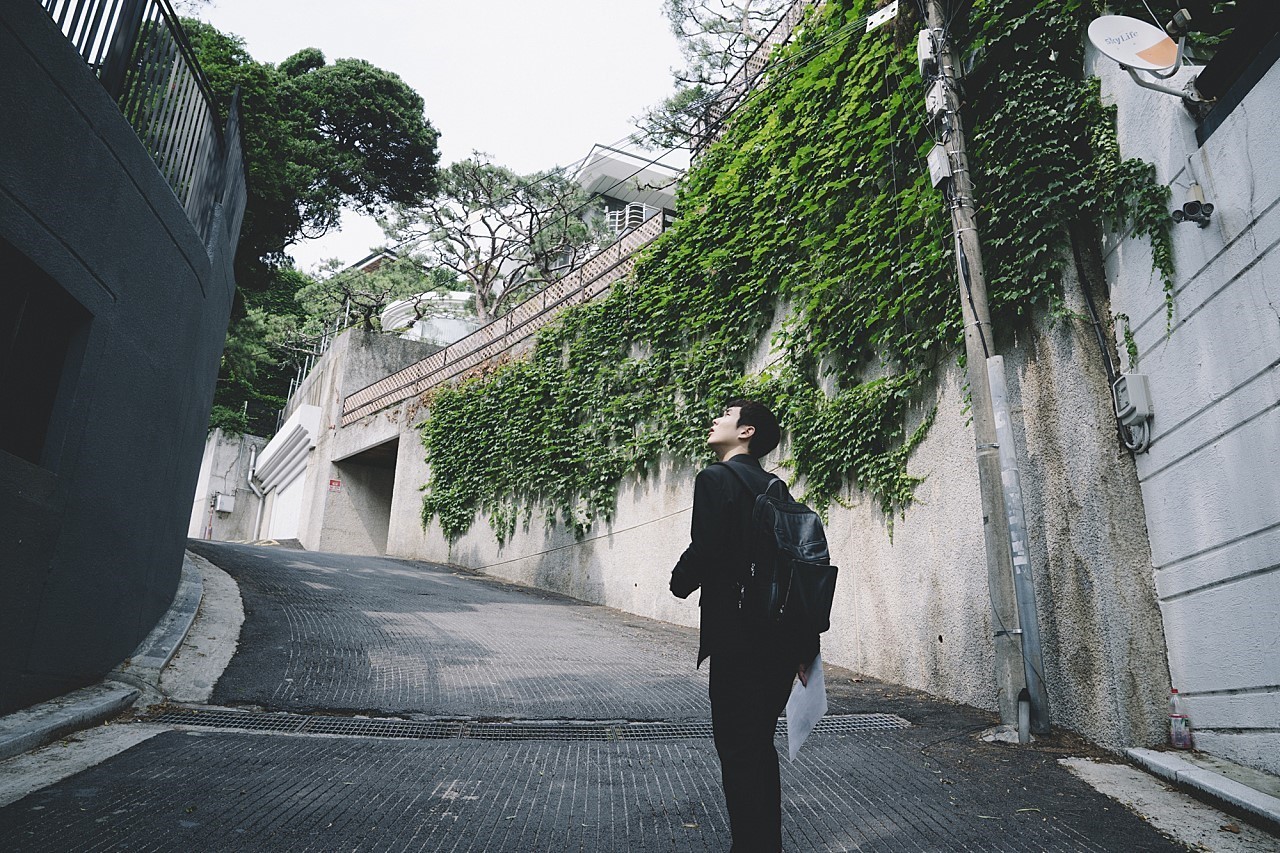 寄生虫，生活在半地下室的家庭
