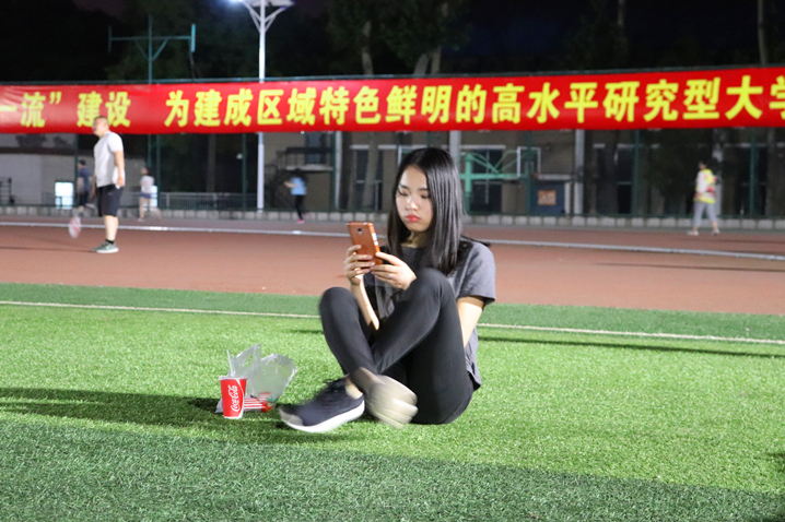 山大操场的运动妹子