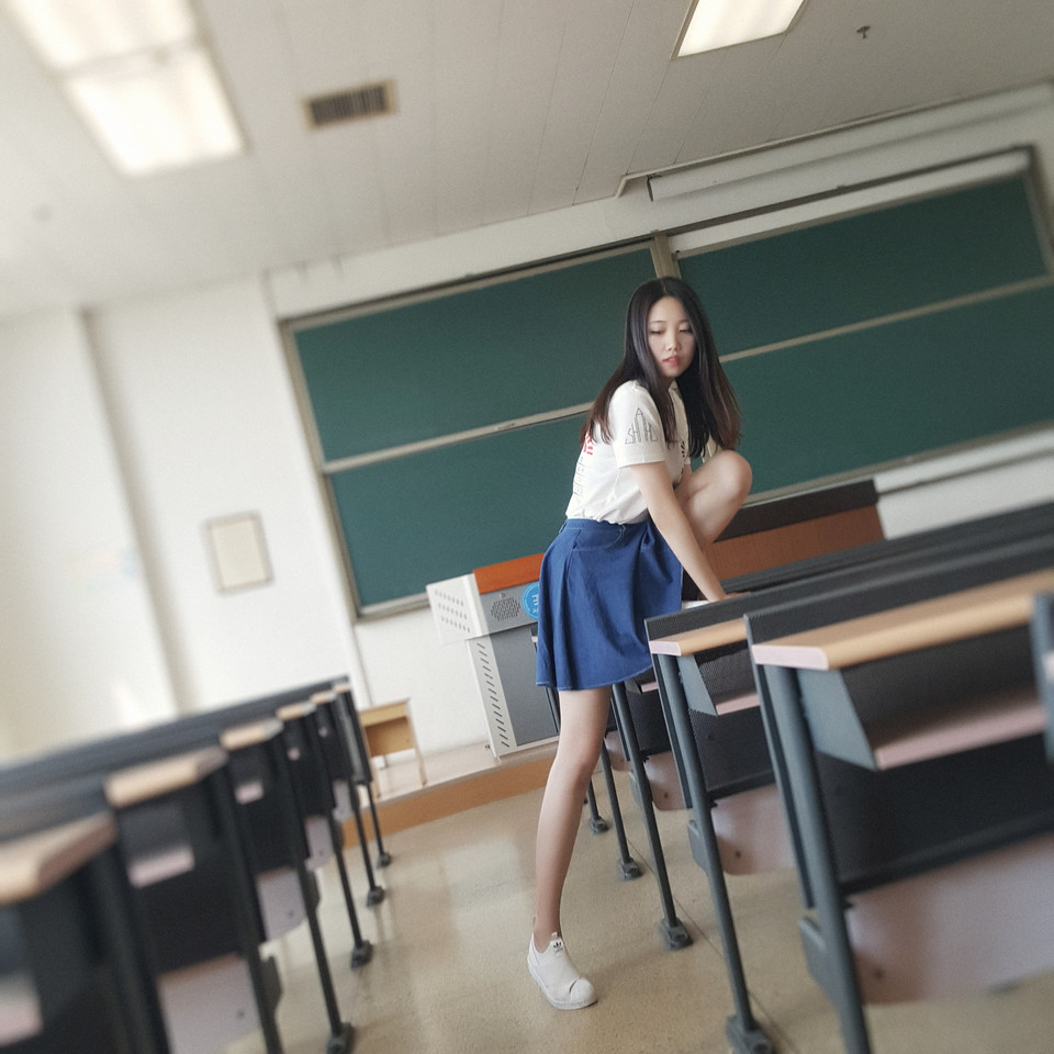 教室里的清纯妹子