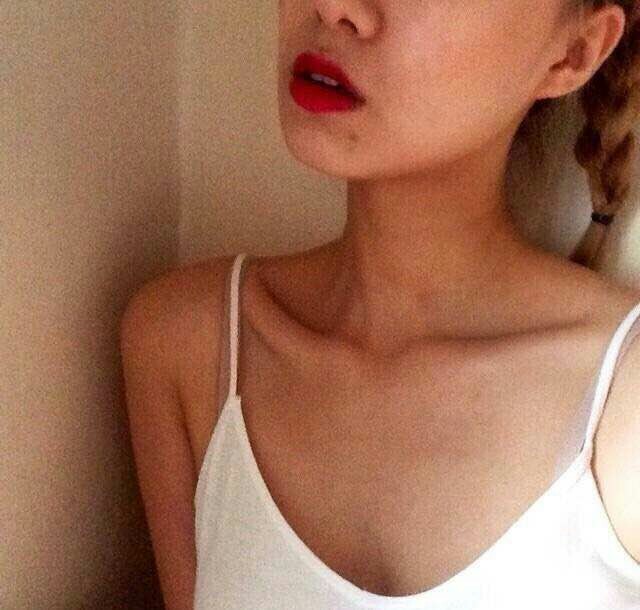 想要把很多衣服穿出味道，首先要有一个很平的胸