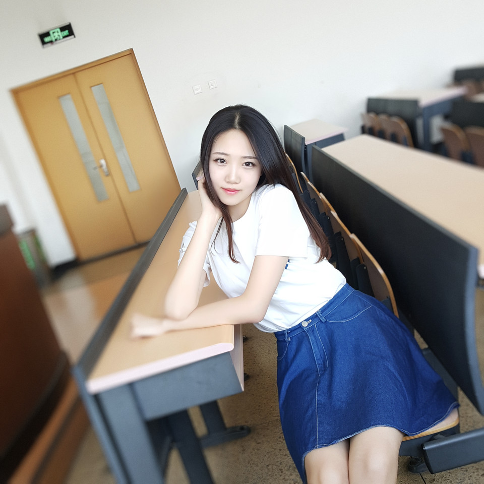 教室里的清纯妹子